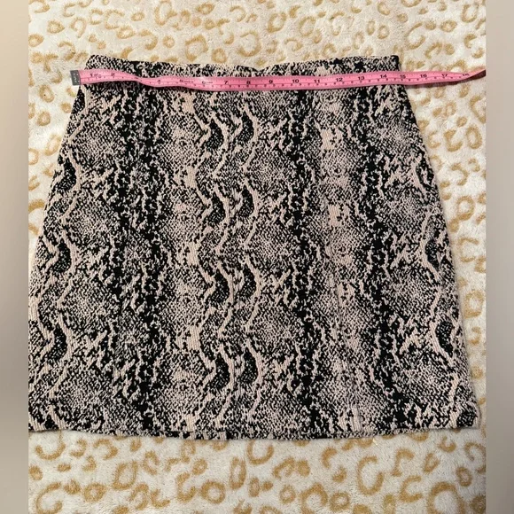Free People Black and Cream Snake Print Mini Skirt
Size: 8 - Picture 6 of 10